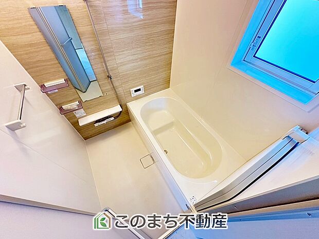 ゆったり１坪バスには換気・乾燥・暖房機能付き！！ 大人も足を伸ばせるゆったり浴槽！！ ご家族皆さんで入っても、一人でゆっくり入っても一日の疲れを癒してくれるお風呂です！！ 