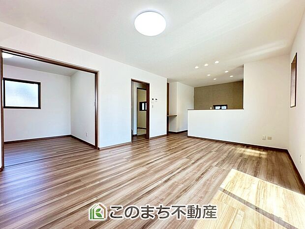 オープンでのびやかな空間を生み出す、こだわりの広がりとゆとり。家族と過ごす時間を大切にしたい方にぴったりの明るくゆとりある住空間です。 