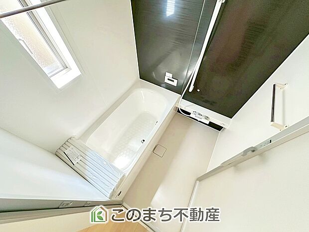 ゆったり１坪バスには換気・乾燥・暖房機能付き！！ 大人も足を伸ばせるゆったり浴槽！！ ご家族皆さんで入っても、一人でゆっくり入っても一日の疲れを癒してくれるお風呂です！！ 