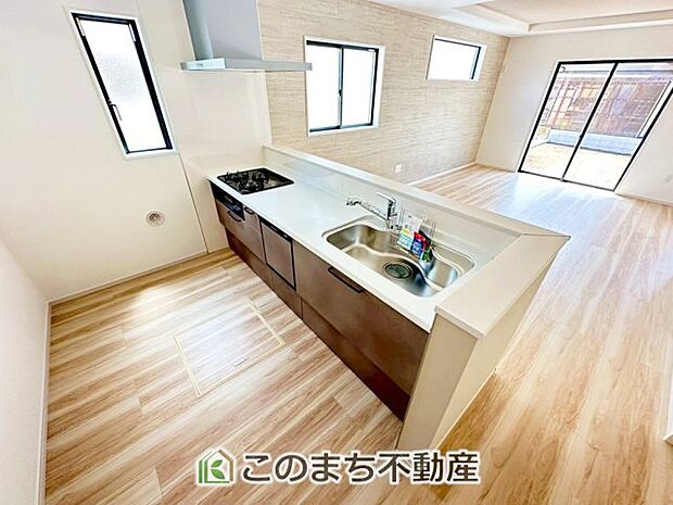 お洒落なホワイト天板のペニンシュラキッチンを採用しております。 浄水器内蔵の水栓です♪ 