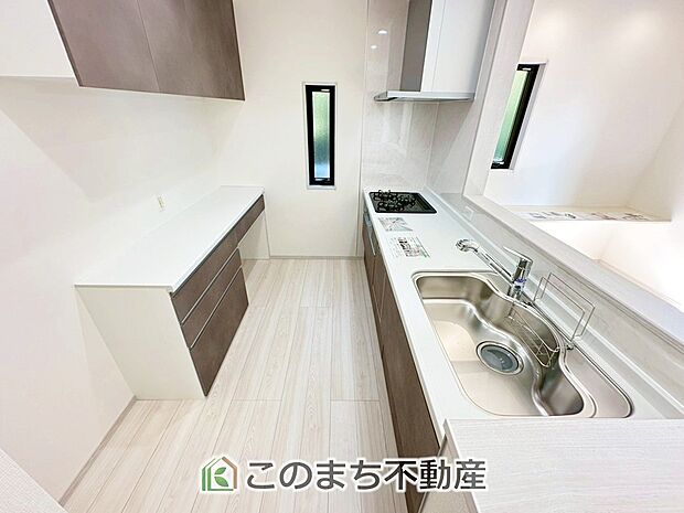 お洒落なホワイト天板のペニンシュラキッチンを採用しております。 浄水器内蔵の水栓です♪ さらに大型のカップボードが標準装備なのはうれしいですね♪ 
