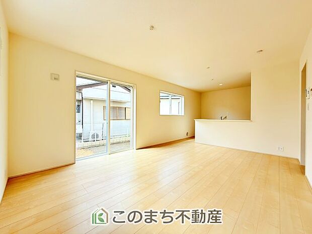 開放感のある広々としたリビング☆家族みんなでゆったりくつろげます♪ 南側から暖かな日差しが差し込みます♪キッチンからリビングの様子がよく見渡せます☆