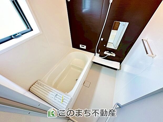 ゆったり1坪バスには換気・乾燥・暖房機能付き!! 大人も足を伸ばせるゆったり浴槽!! ご家族皆さんで入っても、一人でゆっくり入っても一日の疲れを癒してくれるお風呂です!!