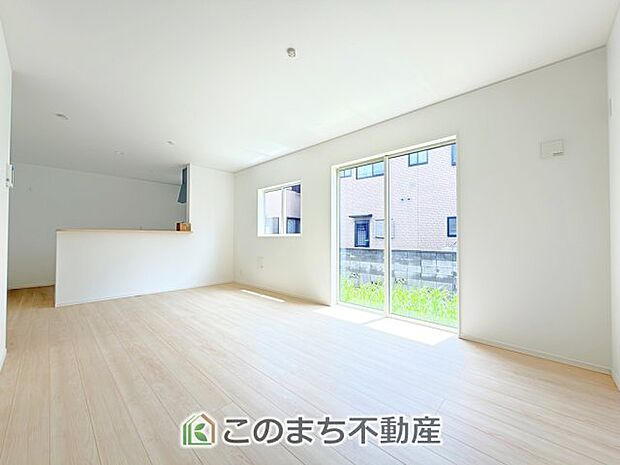 開放感のある広々としたリビング☆家族みんなでゆったりくつろげます♪ 南側から暖かな日差しが差し込みます♪キッチンからリビングの様子がよく見渡せます☆