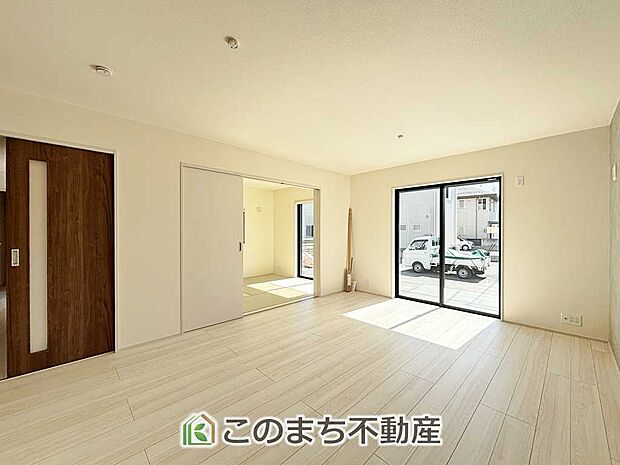 大きな窓から自然光が差し込む、明るく開放感のあるリビング。家族団らんの時間をゆったり楽しめます。
