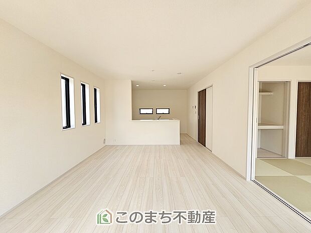 開放感のある広々としたリビング☆家族みんなでゆったりくつろげます♪ 南側から暖かな日差しが差し込みます♪キッチンからリビングの様子がよく見渡せます☆