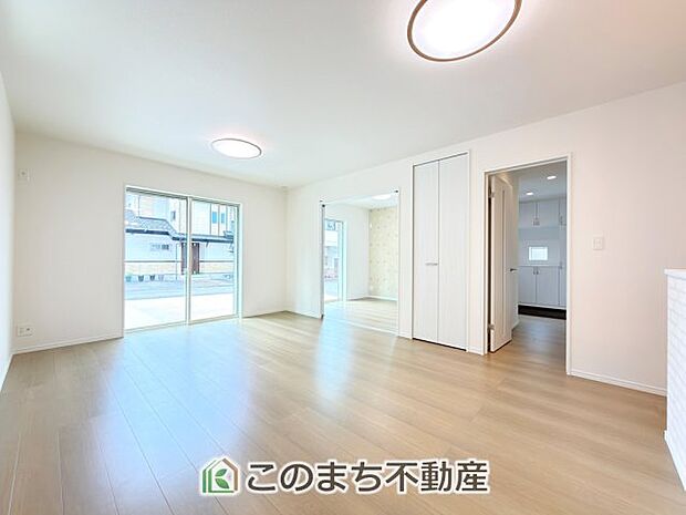 ナチュラルな色調で、窓を多く配置し光を取り込む明るいリビングは家族だんらんの空間です♪ お休みの日は一日中家でリラックス出来る安らぎの空間になります♪