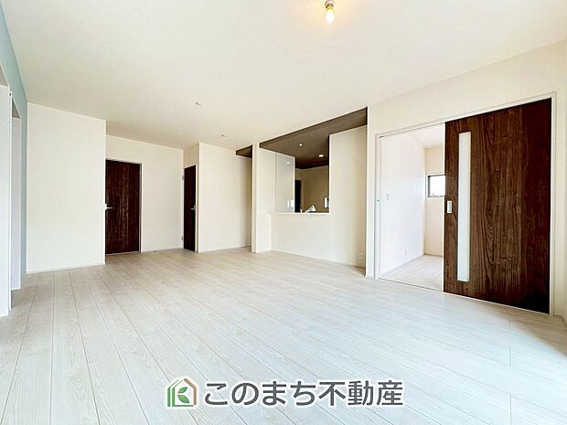 オープンでのびやかな空間を生み出す、こだわりの広がりとゆとり。家族と過ごす時間を大切にしたい方にぴったりの明るくゆとりある住空間です。
