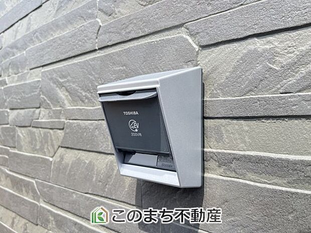 電気自動車用コンセントのソケットがございます。電気工事後に使用可能です。