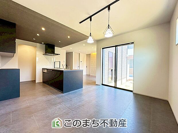 時間のゆとりと空間、暖かな陽光がもたらす光と風を独占してください。新しい暮らしが始まります。
