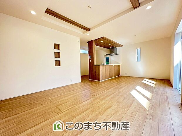 ■いこいの空間■ パートナーや家族が集う憩いの空間。 真新しい木目、Shadeのあるフローリングや白亜のクロスを陽の光、 ダウンライトが照らし出し、家族・友人・知人の会話に華を咲かせます。 