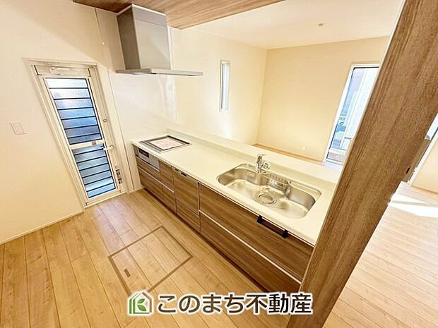お洒落なホワイト天板のペニンシュラキッチンを採用しております。 浄水器内蔵の水栓です♪ 