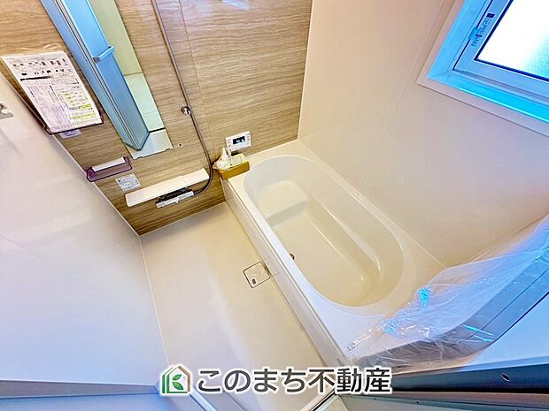 ゆったり1坪バスには換気・乾燥・暖房機能付き!! 大人も足を伸ばせるゆったり浴槽!! ご家族皆さんで入っても、一人でゆっくり入っても一日の疲れを癒してくれるお風呂です!!