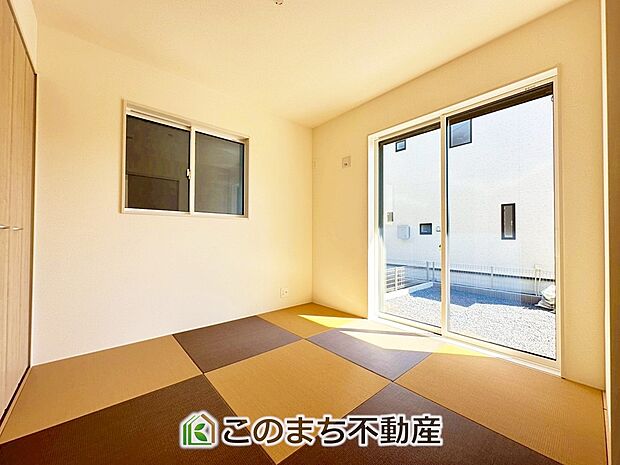 お子様のお昼寝にも便利な和室です。大きな窓から暖かな日差しが差し込みます♪