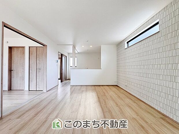 開放感のある広々としたリビング☆家族みんなでゆったりくつろげます♪ 南側から暖かな日差しが差し込みます♪キッチンからリビングの様子がよく見渡せます☆