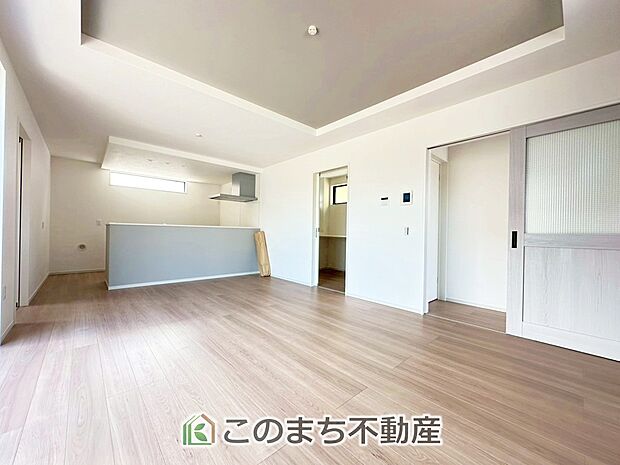 開放感のある広々としたリビング☆家族みんなでゆったりくつろげます♪ 南側から暖かな日差しが差し込みます♪キッチンからリビングの様子がよく見渡せます☆