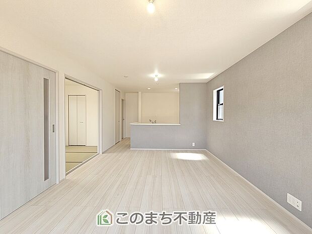 開放感のある広々としたリビング☆家族みんなでゆったりくつろげます♪ 南側から暖かな日差しが差し込みます♪キッチンからリビングの様子がよく見渡せます☆