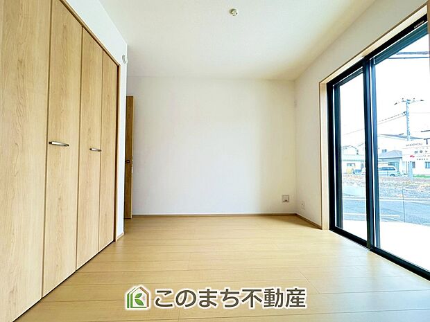 洋室はお手入れのしやすいフローリング仕様です。普段はフロアモップなどを使って、簡単にお掃除していただけます◎