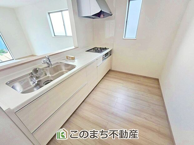 お洒落なホワイト天板のペニンシュラキッチンを採用しております。 浄水器内蔵の水栓です♪