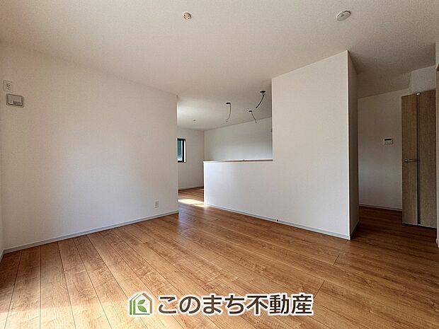 開放感のある広々としたリビング☆家族みんなでゆったりくつろげます♪ 南側から暖かな日差しが差し込みます♪キッチンからリビングの様子がよく見渡せます☆