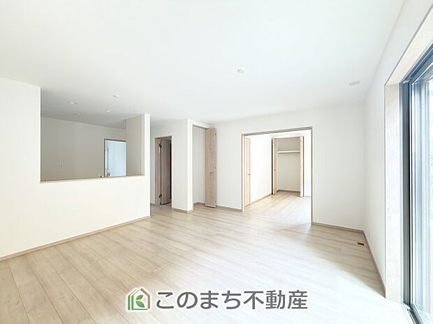 開放感のある広々としたリビング☆家族みんなでゆったりくつろげます♪ 南側から暖かな日差しが差し込みます♪キッチンからリビングの様子がよく見渡せます☆