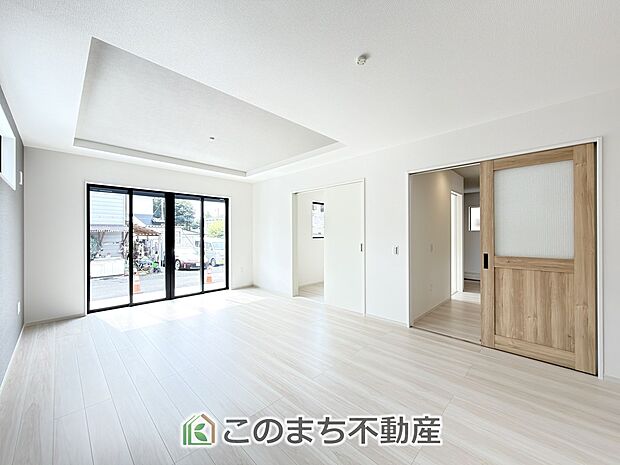 開放感のある広々としたリビング☆家族みんなでゆったりくつろげます♪ 南側から暖かな日差しが差し込みます♪キッチンからリビングの様子がよく見渡せます☆