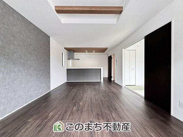 開放感のある広々としたリビング☆家族みんなでゆったりくつろげます♪ 南側から暖かな日差しが差し込みます♪キッチンからリビングの様子がよく見渡せます☆
