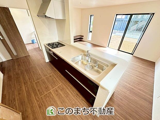 お洒落なホワイト天板のペニンシュラキッチンを採用しております。 浄水器内蔵の水栓です♪