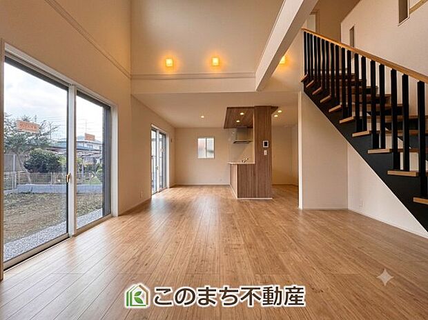 開放感のある広々としたリビング☆家族みんなでゆったりくつろげます♪ 南側から暖かな日差しが差し込みます♪キッチンからリビングの様子がよく見渡せます☆