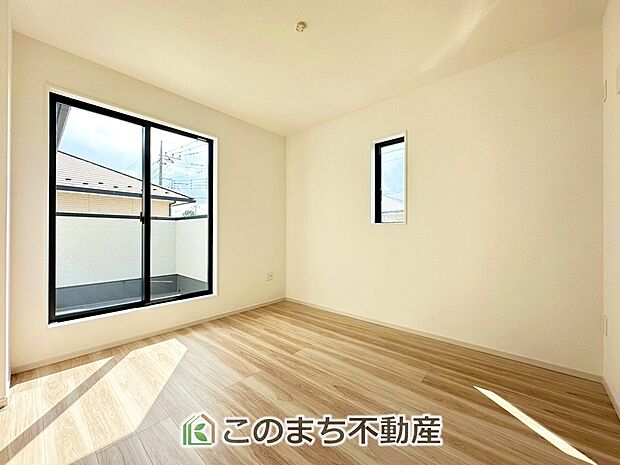 陽光がふんだんに降り注ぐお部屋です。陽だまりの空間で、プライベートなお家時間も快適にお過ごしいただけます♪