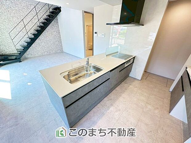 お洒落なホワイト天板のペニンシュラキッチンを採用しております。 浄水器内蔵の水栓です♪
