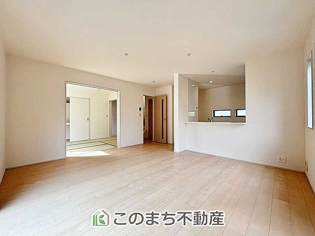 開放感のある広々としたリビング☆家族みんなでゆったりくつろげます♪ 南側から暖かな日差しが差し込みます♪キッチンからリビングの様子がよく見渡せます☆