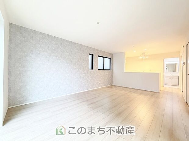 開放感のある広々としたリビング☆家族みんなでゆったりくつろげます♪ 南側から暖かな日差しが差し込みます♪キッチンからリビングの様子がよく見渡せます☆
