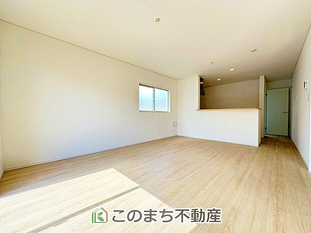 南向きのリビングは一日中太陽の光が射し込みます♪家族が集まる空間は、自然と笑顔が溢れます。 