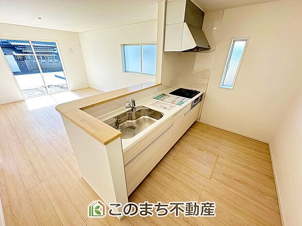 お洒落なホワイト天板のペニンシュラキッチンを採用しております。 浄水器内蔵の水栓です♪ 