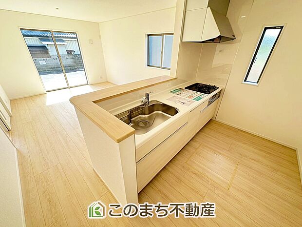 お洒落なホワイト天板のペニンシュラキッチンを採用しております。 浄水器内蔵の水栓です♪ 