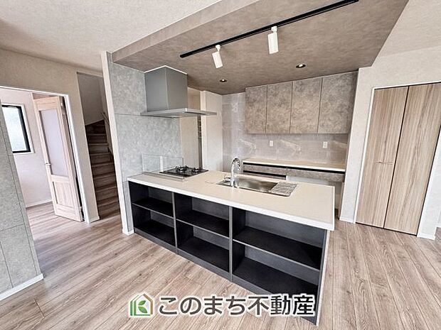 人気の対面式キッチン☆料理をしながらご家族とコミュニケーションが取れます♪