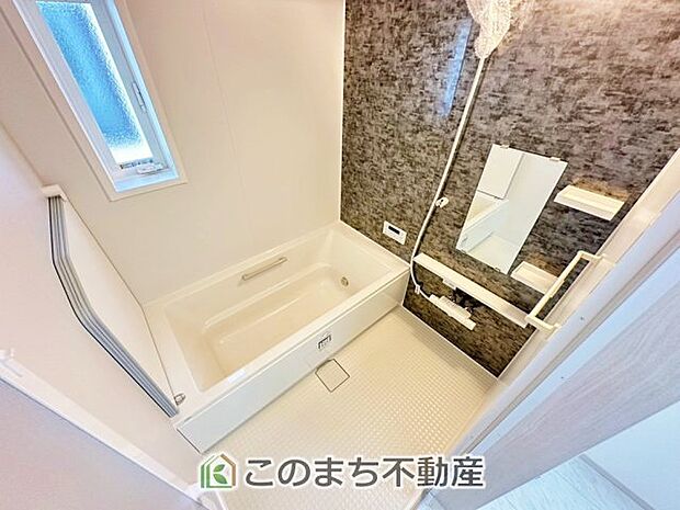 ゆったり１坪バスには換気・乾燥・暖房機能付き！！ 大人も足を伸ばせるゆったり浴槽！！ ご家族皆さんで入っても、一人でゆっくり入っても一日の疲れを癒してくれるお風呂です！！ 