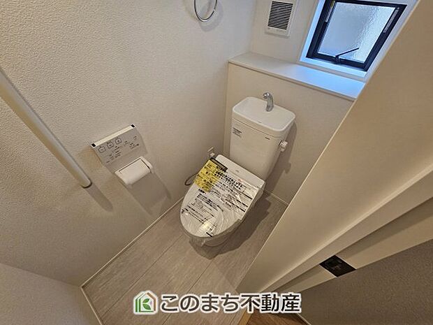 【トイレ】小窓から換気ができて清潔なトイレスペース☆