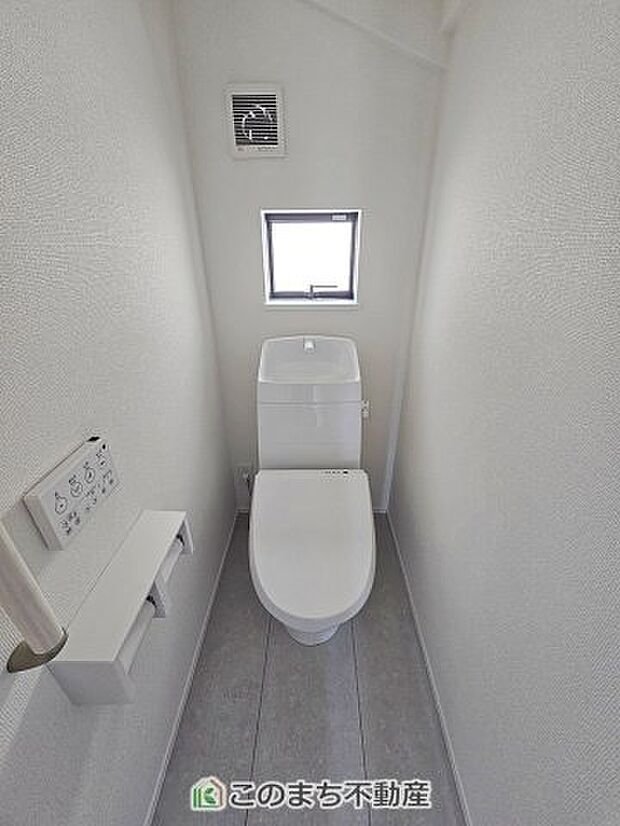 【トイレ】小窓から換気ができて清潔なトイレスペース☆
