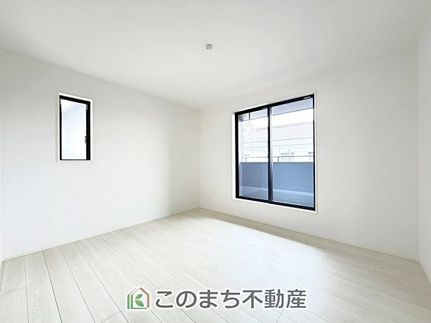 【洋室】南向きの大型バルコニーは陽当り良好で、たっぷりのお洗濯物もよく乾きます！
