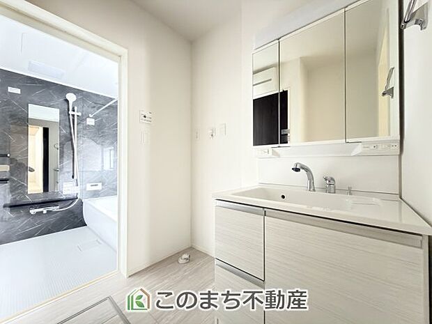 【洗面】シャンプードレッサーで朝の身支度♪伸びるホースでお掃除も簡単清潔です！ 