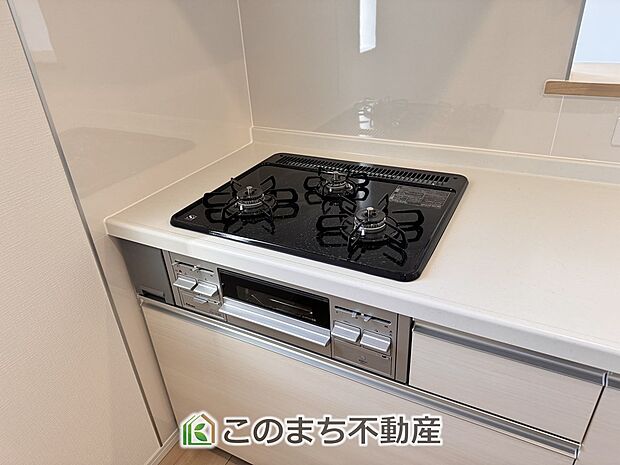 【キッチン】三ツ口コンロ採用で、同時調理もスムーズ◎！お料理を並べられるカウンター付きで、配膳・片付けをサポート！リビングで過ごすご家族とコミュニケーションを楽しみながら作業可能です♪