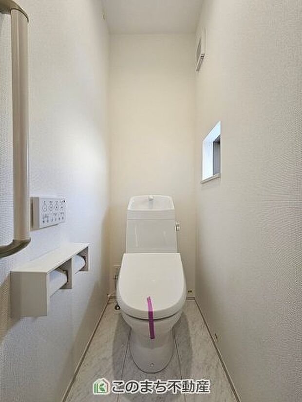 【トイレ】小窓から換気ができて清潔なトイレスペース☆