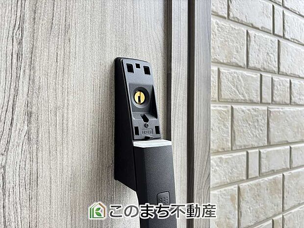 【外観】防犯性に配慮された玄関鍵を採用。毎日の暮らしに安心感をプラスしてくれる設備です。