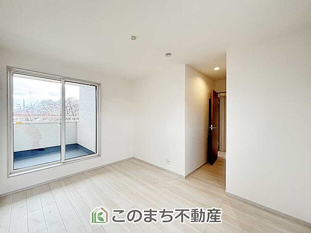 【洋室】大きな窓から暖かな日差しが差し込みます♪