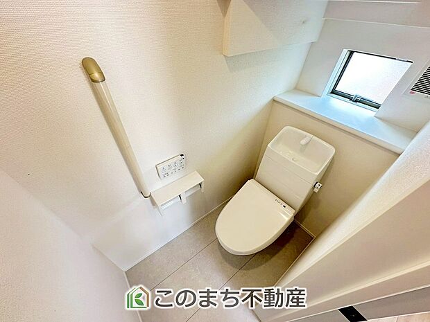 【トイレ】小窓から換気ができて清潔なトイレスペース☆温水洗浄便座搭載です！ 