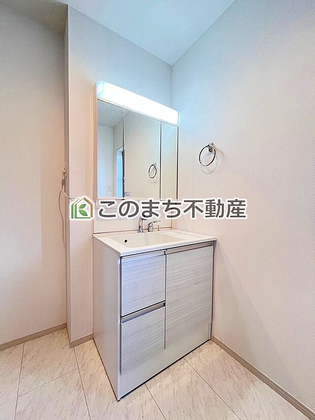 【洗面】同社施工物件の写真です。※建具やフローリング、その他仕様が違う場合がございます。シャンプードレッサーで朝の身支度♪伸びるホースでお掃除も簡単清潔です！
