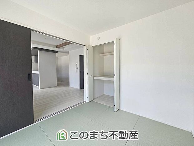 【和室】お子様のお昼寝にも便利な和室です。大きな窓から暖かな日差しが差し込みます♪