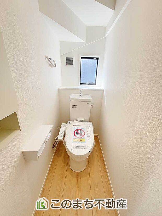 【トイレ】小窓から換気ができて清潔なトイレスペース☆